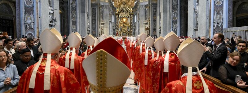 Vor dem Konklave feierten die Kardinäle eine Messe im Petersdom. - Foto: vatican Media/Cpp/IPA via ZUMA Press/dpa