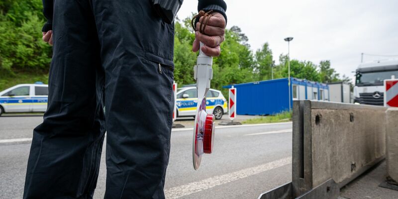 Stationäre Kontrollen gibt es an der Grenze zu Polen seit Oktober 2023. - Foto: Harald Tittel/dpa