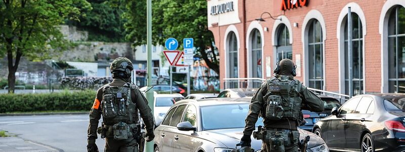 Eine Razzia gegen mutmaßliche Drogen- und Waffenhändler in vier Bundesländern hat auch ein Mehrfamilienhaus in Hagen in den Fokus genommen.  - Foto: Alex Talash/dpa
