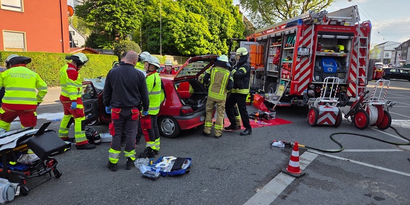 FW Datteln: Verkehrsunfall mit lebensbedrohlichen Verletzungen fordert Feuerwehr und Rettungsdienst - Foto: presseportal.de