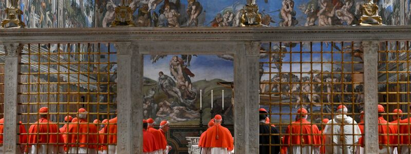 Nach dem lateinischen Ruf «extra omnes» wurde die Tür der Sixtinischen Kapelle geschlossen. - Foto: Uncredited/Vatican Media/AP/dpa