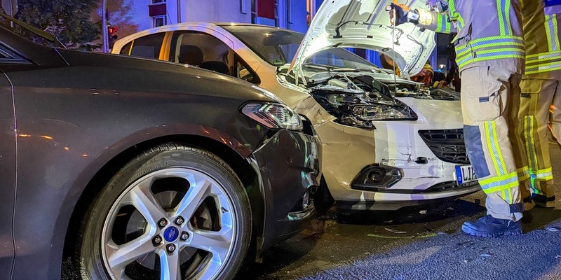 FW-DT: Zwei Einsätze kurz nacheinander - Verkehrsunfall und brennender Mülleimer - Foto: presseportal.de