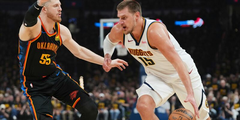 Isaiah Hartenstein (r.) verbuchte für die Oklahoma City Thunder zehn Punkte gegen die Denver Nuggets. - Foto: Kyle Phillips/AP/dpa