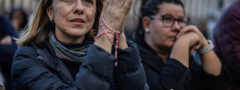 Manche nutzten die Wartezeit zum Beten. - Foto: Oliver Weiken/dpa