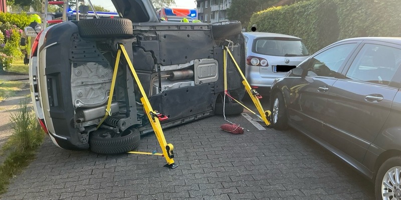 POL-BO: Kleinwagen gerät auf Treppe: 83-jährige Autofahrerin kommt ins Krankenhaus - Foto: presseportal.de