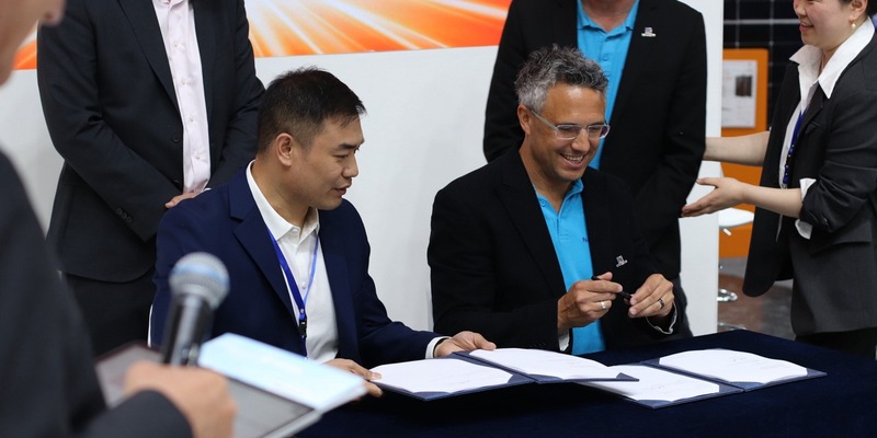 Next2Sun und Huasun vereinbaren exklusive Kooperation bei vertikaler bifazialer Photovoltaik - Foto: presseportal.de