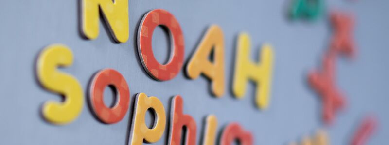 Das Vornamenduo Sophia und Sophie sowie Noah führen die Liste der beliebtesten Vornamen 2024 an (Symbolbild). - Foto: Hendrik Schmidt/dpa