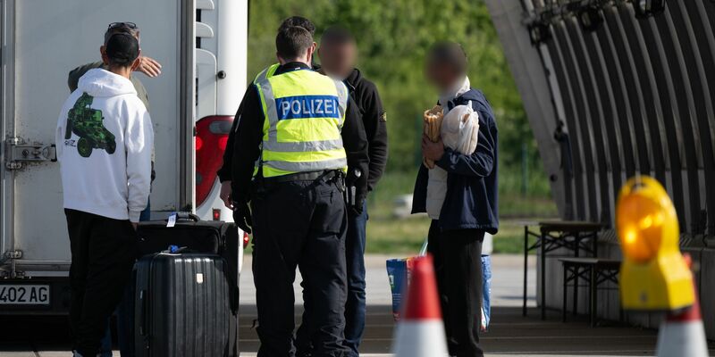 Dobrindt hatte angekündigt, schärfer kontrollieren zu lassen. - Foto: Sebastian Kahnert/dpa