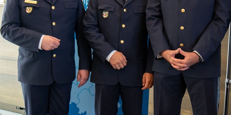 POL-MFR: (479) Amtswechsel bei der Verkehrspolizeiinspektion Fürth - Peter Thomanek in den Ruhestand verabschiedet - Foto: presseportal.de