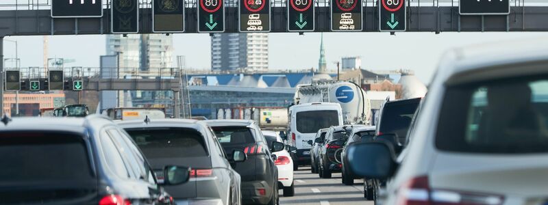 Autobauer bekommen in der EU mehr Zeit, um sich an Klimavorgaben zu halten. (Archivbild)   - Foto: Georg Wendt/dpa