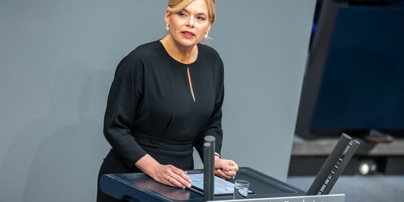 Bundestagspräsidentin Klöckner erinnerte beim Gedenkakt des Parlaments an vergessene Opfer des Kriegs. - Foto: Michael Kappeler/dpa