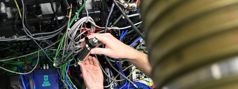 Eins der Themen, mit denen Bosch in Zukunft wachsen will: Wasserstoffmotoren für Nutzfahrzeuge. (Archivbild) - Foto: Bernd Weißbrod/dpa