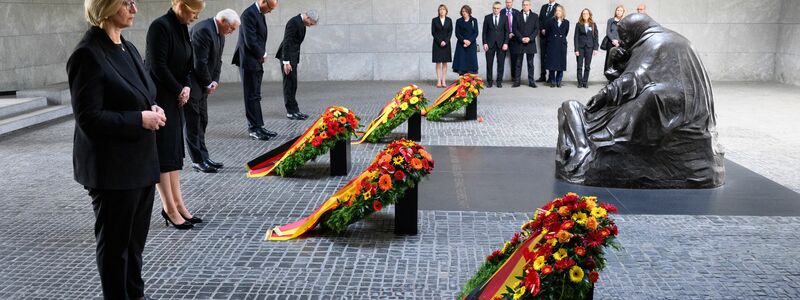 Die Spitzen der Verfassungsorgane legen Kränze zur Erinnerung an die Opfer von Krieg und Gewaltherrschaft nieder. - Foto: Bernd von Jutrczenka/dpa