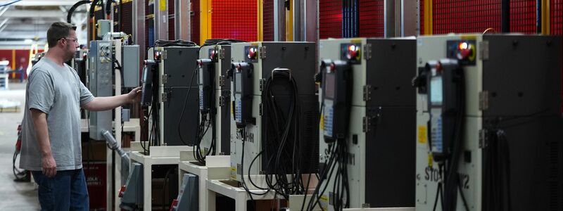 Betroffen sein könnten von zusätzlichen Zöllen der EU etwa Maschinen, Auto- und Flugzeugteile, Chemikalien und Süßkartoffeln aus den USA. (Archivbild) - Foto: Paul Sancya/AP/dpa