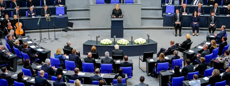 Bundestagspräsidentin Klöckner eröffnet die Gedenkstunde des Bundestags. - Foto: Kay Nietfeld/dpa