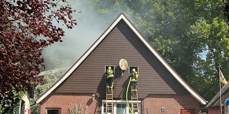 POL-STD: Dachstuhl von Wohnhaus in Brand geraten - Foto: presseportal.de