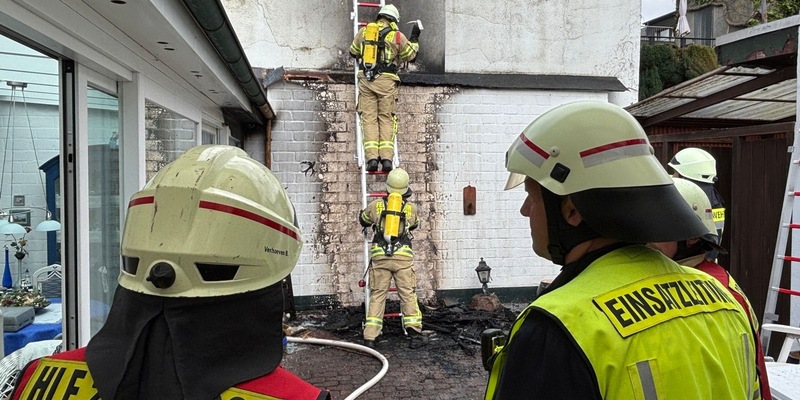 Feuerwehr Goch: Feuer in einem Innenhof - Foto: presseportal.de