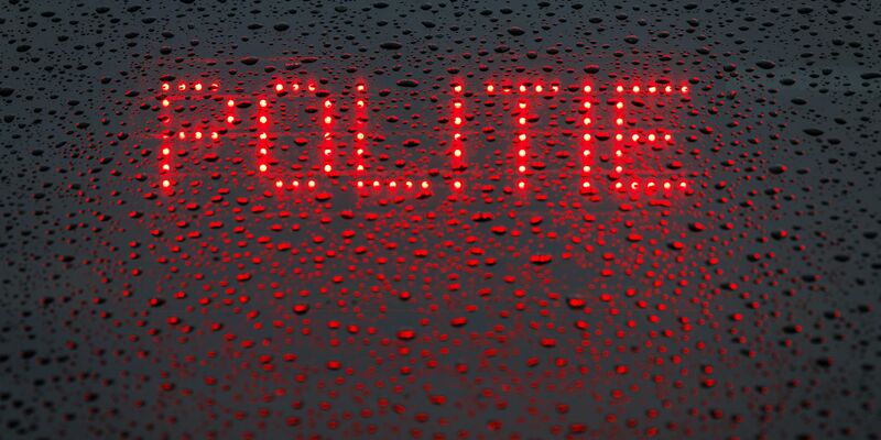 Das niederländische Wort für Polizei lautet «Politie». (Symbolbild) - Foto: Friso Gentsch/dpa