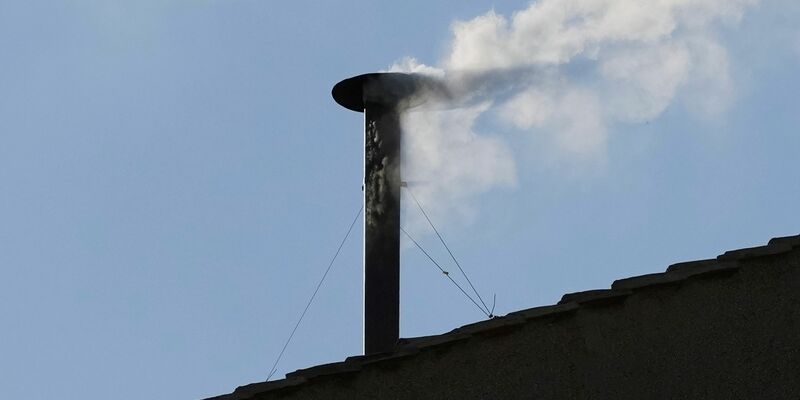 Weißer Rauch aus dem Schornstein der Sixtinischen Kapelle. - Foto: Alessandra Tarantino/AP/dpa