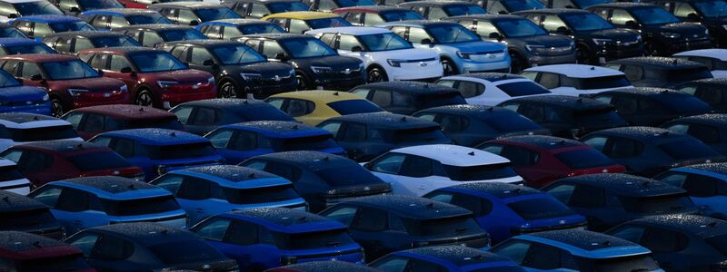 Das Angebot an nigelnagelneuen Ford-Elektroautos ist groß, doch die Nachfrage ist klein.  - Foto: Rolf Vennenbernd/dpa