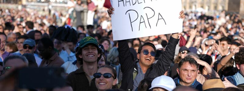 Jubel auf dem Petersplatz. - Foto: Emilio Morenatti/AP/dpa