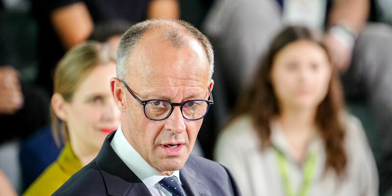 Es gibt einen neuen Papst - und Bundeskanzler Friedrich Merz gehört zu den ersten Gratulanten.  - Foto: Kay Nietfeld/dpa