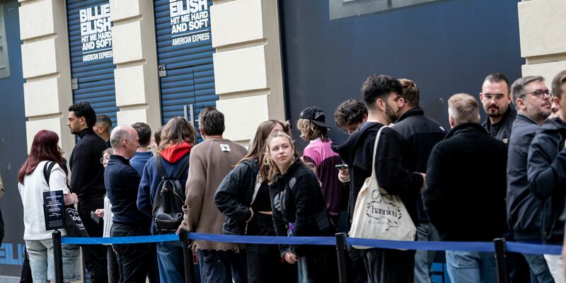 Fans von Billie Eilish kurz vor ihrem Treffen mit ihrem Idol. - Foto: Fabian Sommer/dpa