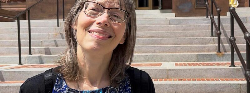 Teresa (r) ist gerade zu Besuch in Washington, wo ihre Tochter Elektra studiert.  - Foto: Luzia Geier/dpa