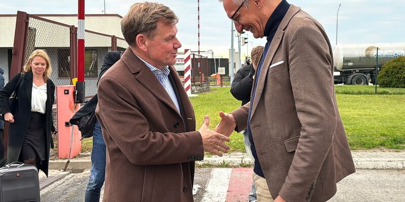 Der neue Außenminister Wadephul (l.) wurde an der Grenze vom deutschen Botschafter in der Ukraine, Martin Jäger, begrüßt. - Foto: Jörg Blank/dpa