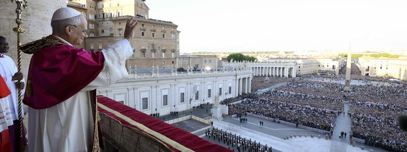 Auf dem Petersplatz jubelten dem neuen Papst mehr als 100.000 Menschen zu. - Foto: Vatican Media/IPA via ZUMA Press/dpa