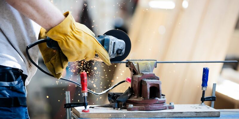 Aktuell läuft es mau - doch viele Betriebe erwarten Besserung. (Illustration) - Foto: Christoph Soeder/dpa