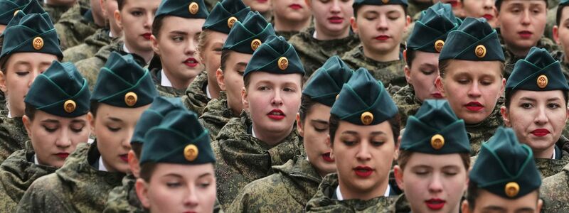 Paraden gibt es auch in anderen Städten Russlands. (Archivbild) - Foto: Dmitri Lovetsky/AP/dpa