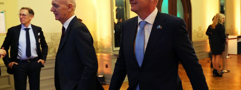 DFB-Präsident Bernd Neuendorf (l.) hat eine klare Meinung zu einer weiteren WM-Ausweitung.  - Foto: Maja Hitij/Getty Images Europe Pool/dpa