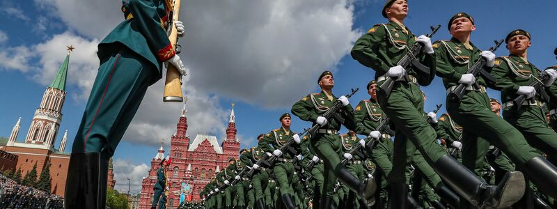 Die traditionelle Militärparade auf dem Roten Platz zum Sieg der Sowjetunion über Nazi-Deutschland am 9. Mai gilt auch als Machtdemonstration Moskau. - Foto: Maxim Shipenkov/AP/dpa