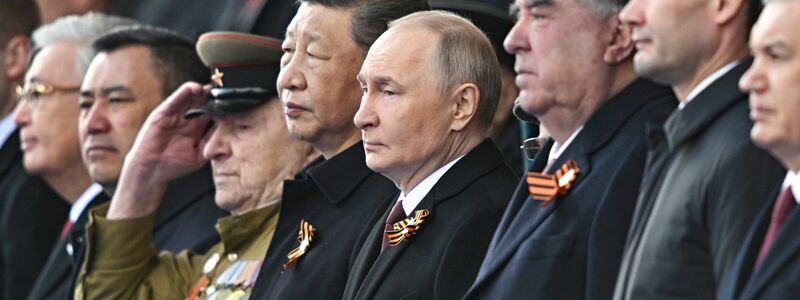 Zum 80. Jahrestag des Sieges über Nazi-Deutschland nahm der russische Präsident Wladimir Putin die traditionelle Militärparade auf dem Roten Platz in Moskau ab. - Foto: Sergei Bobylev/Photo host agency RIA Novosti/AP/dpa