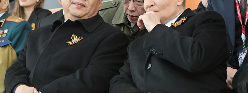 Der chinesische Präsident Xi Jinpin (l) ist bei der russischen Militärparade anlässlich des 80. Jahrestages des Sieges über Nazideutschland der höchste Staatsgast auf der Tribüne neben dem russischen Präsidenten Wladimir Putin (r). - Foto: Mikhail Korytov/Photo host agency RIA Novosti/AP/dpa