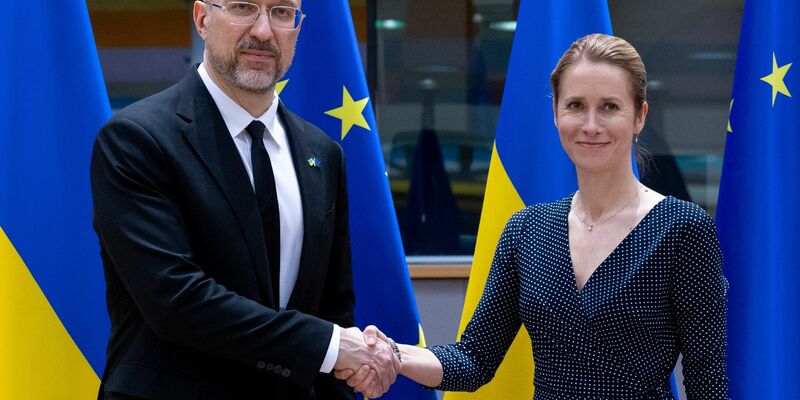 Symbolisch am Europatag reiste die EU-Außenbeauftragte Kaja Kallas (r) in Begleitung von Außenministern der EU-Staaten ins westukrainische Lwiw (Lemberg) unter anderem zu Gesprächen mit dem ukrainischen Regierungschef Denys Schmyhal (l) (Archivbild) - Foto: Omar Havana/AP/dpa