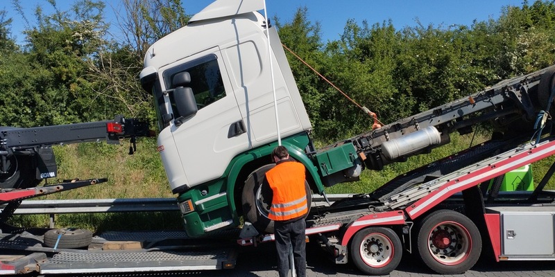 POL-EL: Polizeiinspektion Emsland / Grafschaft Bentheim - Gemeinsamer Kontrolltag auf dem Rastplatz Bentheimer Wald - Praktikanten erleben Polizeialltag hautnah - Foto: presseportal.de