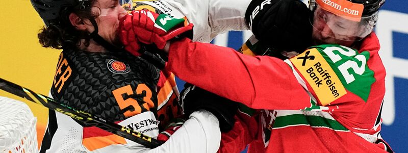 Für Kapitän Moritz Seider (l) und die deutsche Mannschaft geht es zu WM-Beginn gegen die vermeintlich leichtesten Gegner. - Foto: Pavel Golovkin/AP/dpa