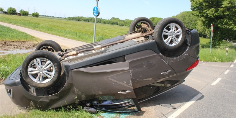 POL-DN: Fahrzeug überschlägt sich nach Kollision - Foto: presseportal.de