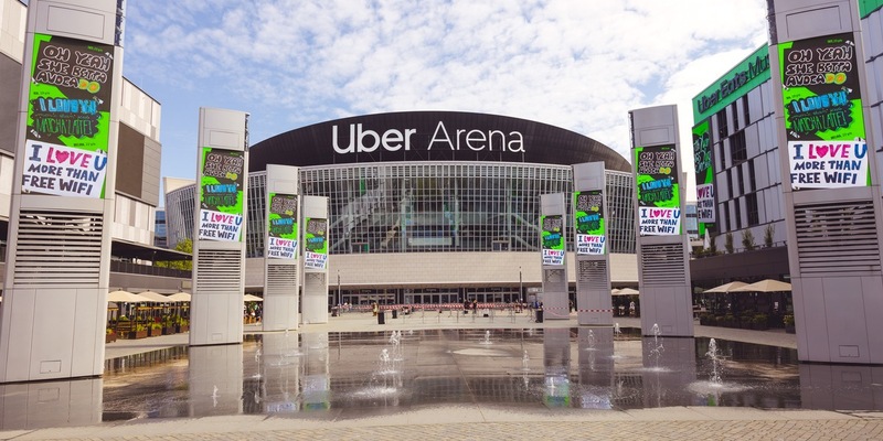 Hauchnah an deinem Star: Rügenwalder Mühle macht die Berliner Uber Arena zum ultimativen Fanposter - Foto: presseportal.de