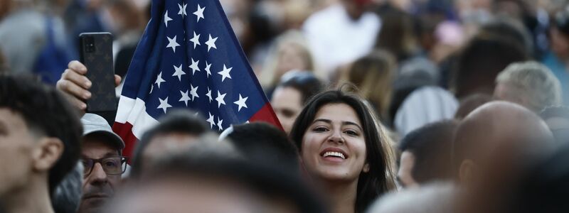 Auch US-Fahnen wurden geschwenkt. - Foto: Cecilia Fabiano/LaPresse via ZUMA Press/dpa