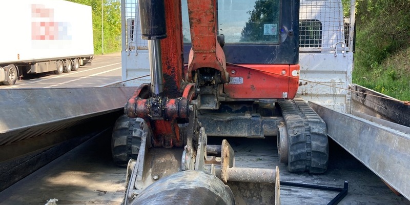 POL-WE: + Kontrollen des Verkehrsdienstes + Fenster hält stand + Heckscheibe eingeschlagen + Lack zerkratzt + - Foto: presseportal.de