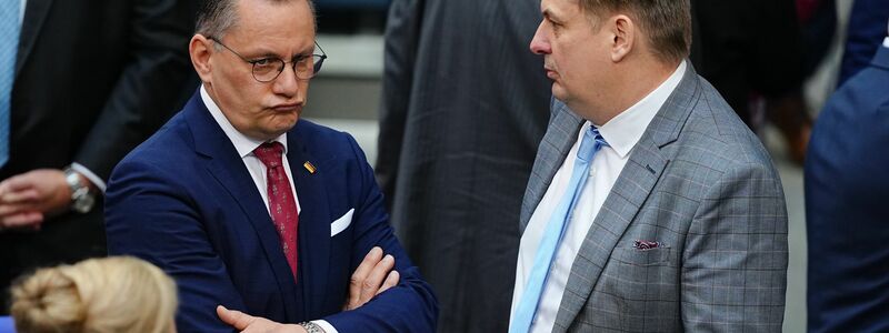 Die AfD-Spitze - links Parteichef Tino Chrupalla - ist wieder einmal mit Negativ-Schlagzeilen um Parteikollege Maximilian Krah (r.) konfrontiert. Krah ist gerade erst neu in den Bundestag eingezogen. (Archivbild)  - Foto: Kay Nietfeld/dpa