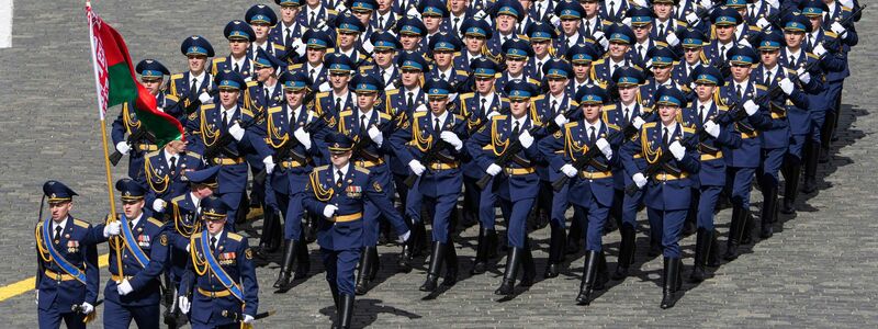 Auf dem Roten Platz marschierten nach offiziellen Angaben 11.500 Soldaten auf. - Foto: Alexander Wilf/Photo host agency RIA Novosti/AP/dpa