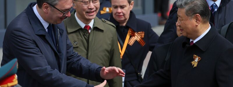 Unter den internationalen Gästen waren Chinas Partei- und Staatschef Xi Jinping, und auch der serbische Staatschef Aleksandar Vucic. - Foto: Yuri Kochetkov/Pool EPA/AP/dpa