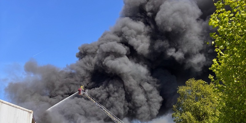 FW-HEI: Großfeuer in Burg (Dithmarschen) - Schrott und Reifen brennen auf 2.500 qm - Foto: presseportal.de