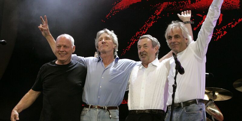 Die Bandmitglieder bei einer historischen Wiedervereinigung im Jahr 2005. Mit einer neu aufgelegten Version ihres legendären Musikfilms landet die Band ihr mittlerweile achtes Nummer-eins-Album. - Foto: Hubert Boesl/dpa