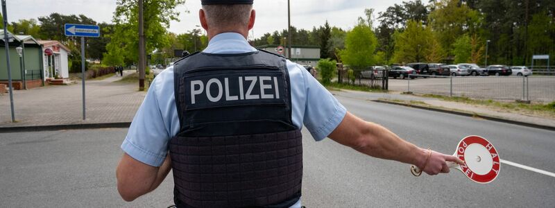 Polizisten führen an der deutsch-polnischen Grenze im Kreis Vorpommern-Greifswald Kontrollen durch. - Foto: Stefan Sauer/dpa