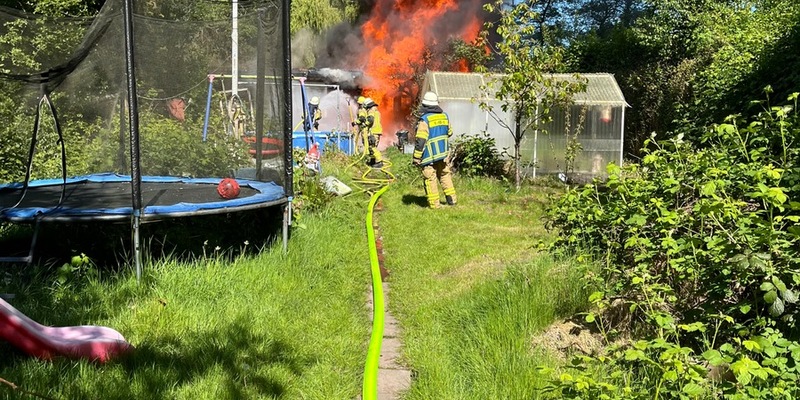 FW Bremerhaven: Feuer im Kleingartengebiet - Foto: presseportal.de